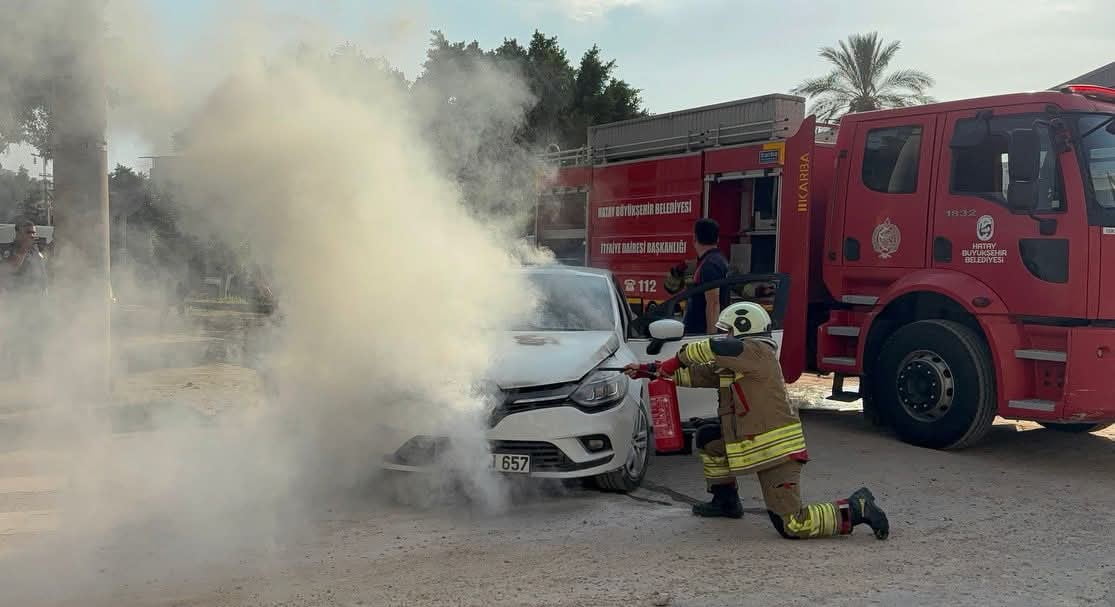 HATAY’DA SEYİR HALİNDEYKEN MOTOR KISMI ALEVLERE TESLİM OLAN OTOMOBİLDE ÇIKAN YANGIN...