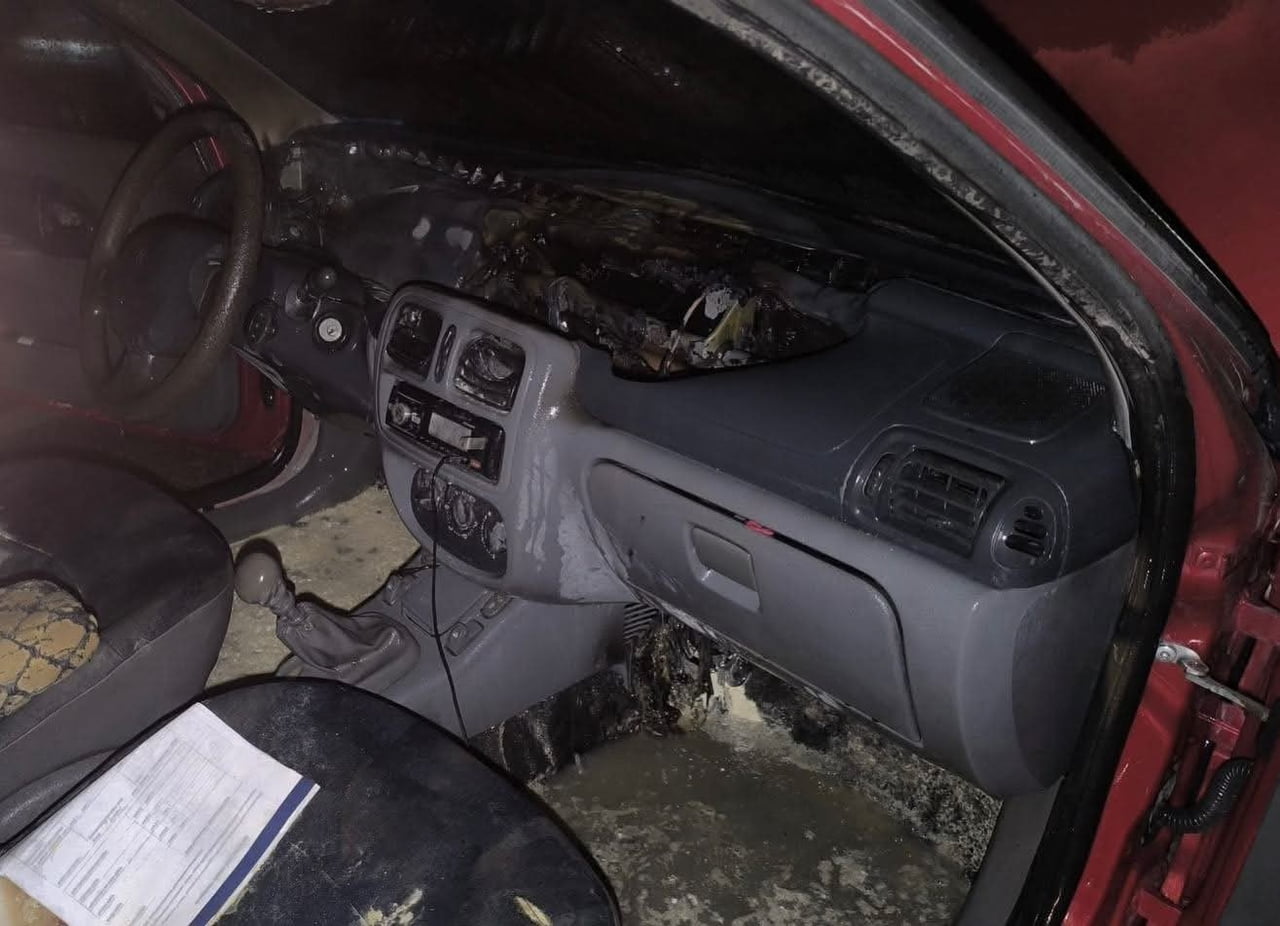 HATAY’DA SEYİR HALİNDEYKEN MOTOR KISMI ALEVLERE TESLİM OLAN OTOMOBİLDE ÇIKAN YANGIN...
