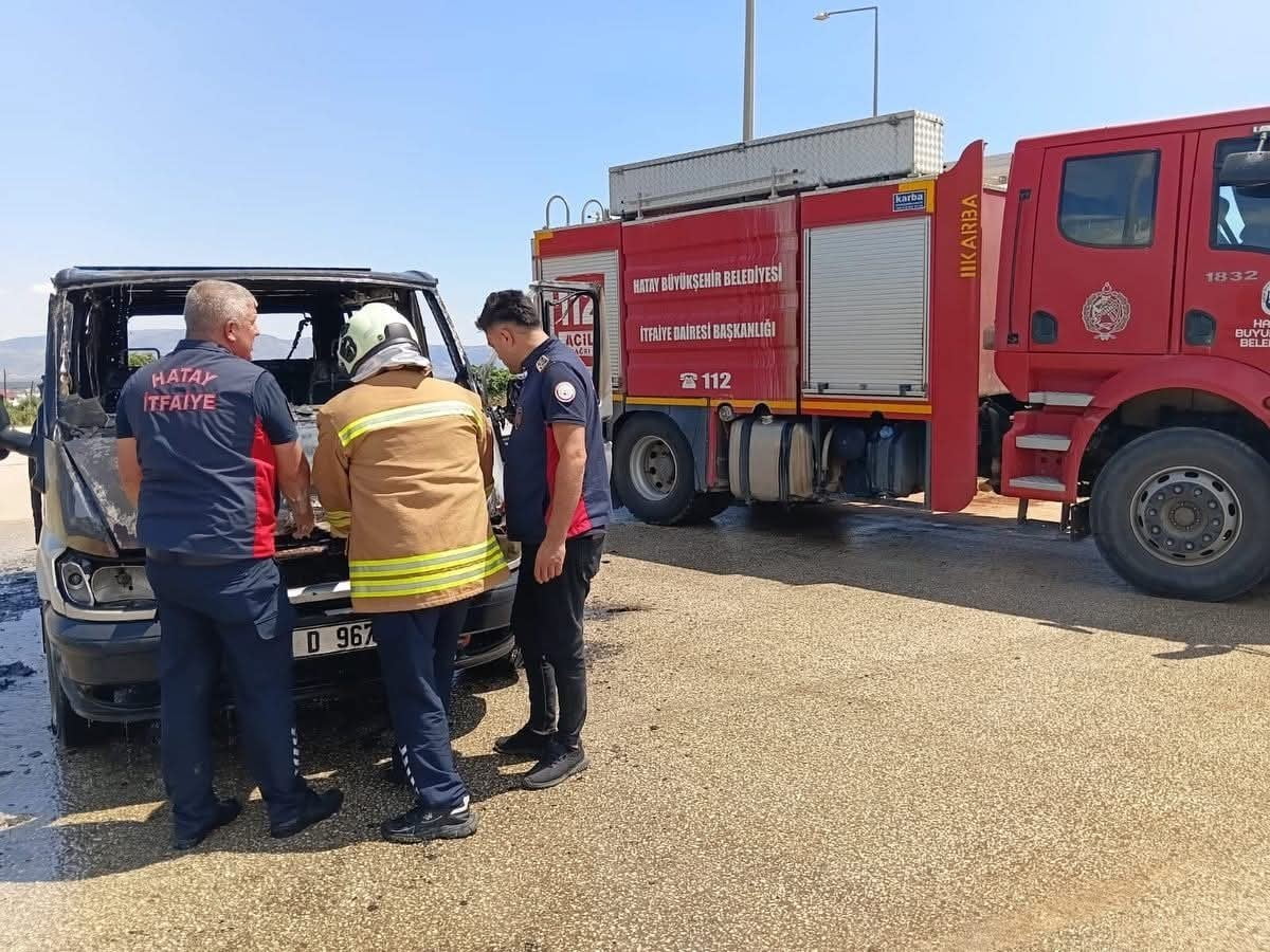 HATAY’DA SEYİR HALİNDEYKEN MOTOR KISMI ALEVLERE TESLİM OLAN OTOMOBİLDE ÇIKAN YANGIN...
