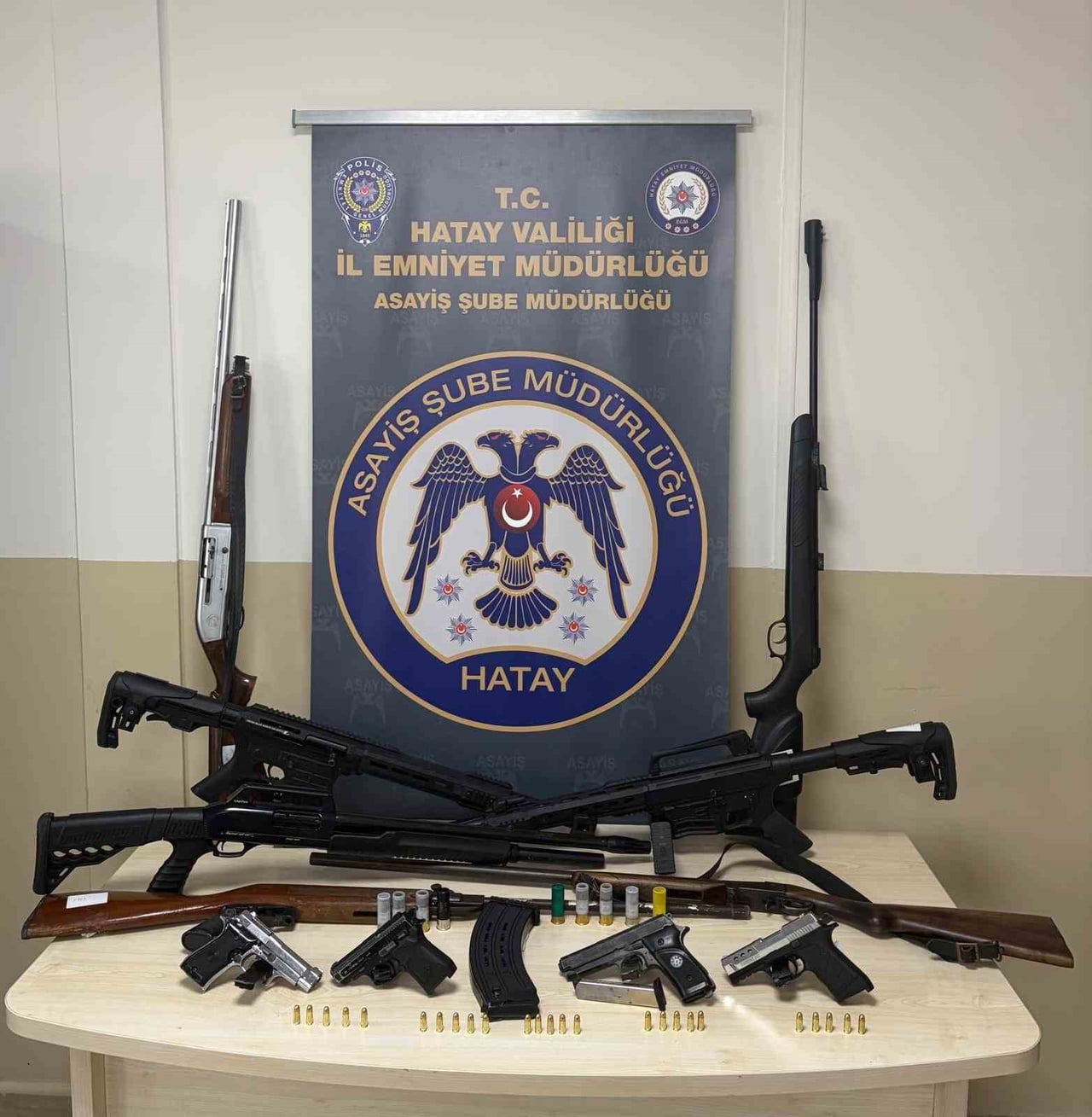 HATAY’DA SOSYAL MEDYA ÜZERİNDEN RUHSATSIZ SİLAH SATIŞI YAPTIKLARI DEĞERLENDİRİLEN ŞÜPHELİLERE...