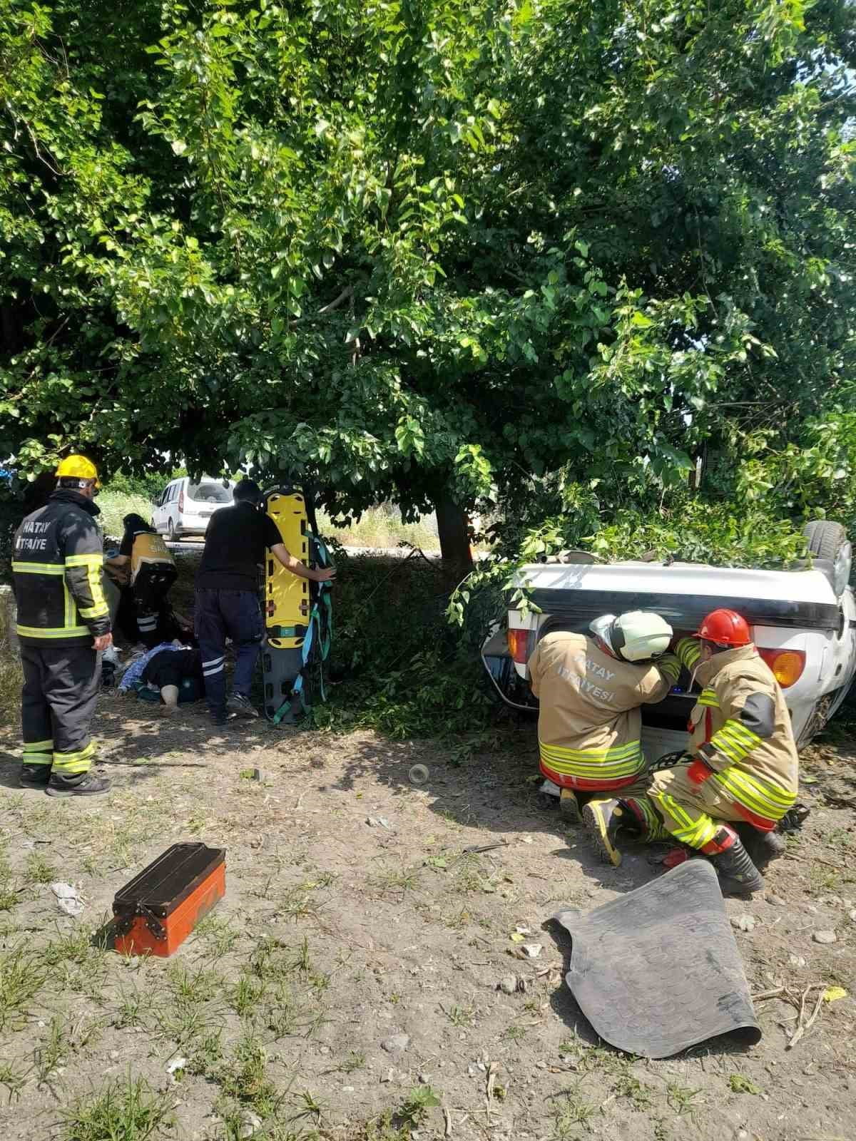 HATAY’DA SÜRÜCÜSÜNÜN DİREKSİYON HAKİMİYETİNİ KAYBETMESİYLE TAKLA ATARAK TERS DÖNEN OTOMOBİLDE...