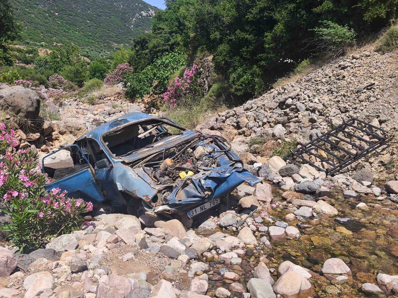 HATAY’DA SÜRÜCÜSÜNÜN KONTROLÜNÜ KAYBETMESİYLE UÇURUMDAN YUVARLANARAK HURDAYA DÖNEN OTOMOBİLİN...