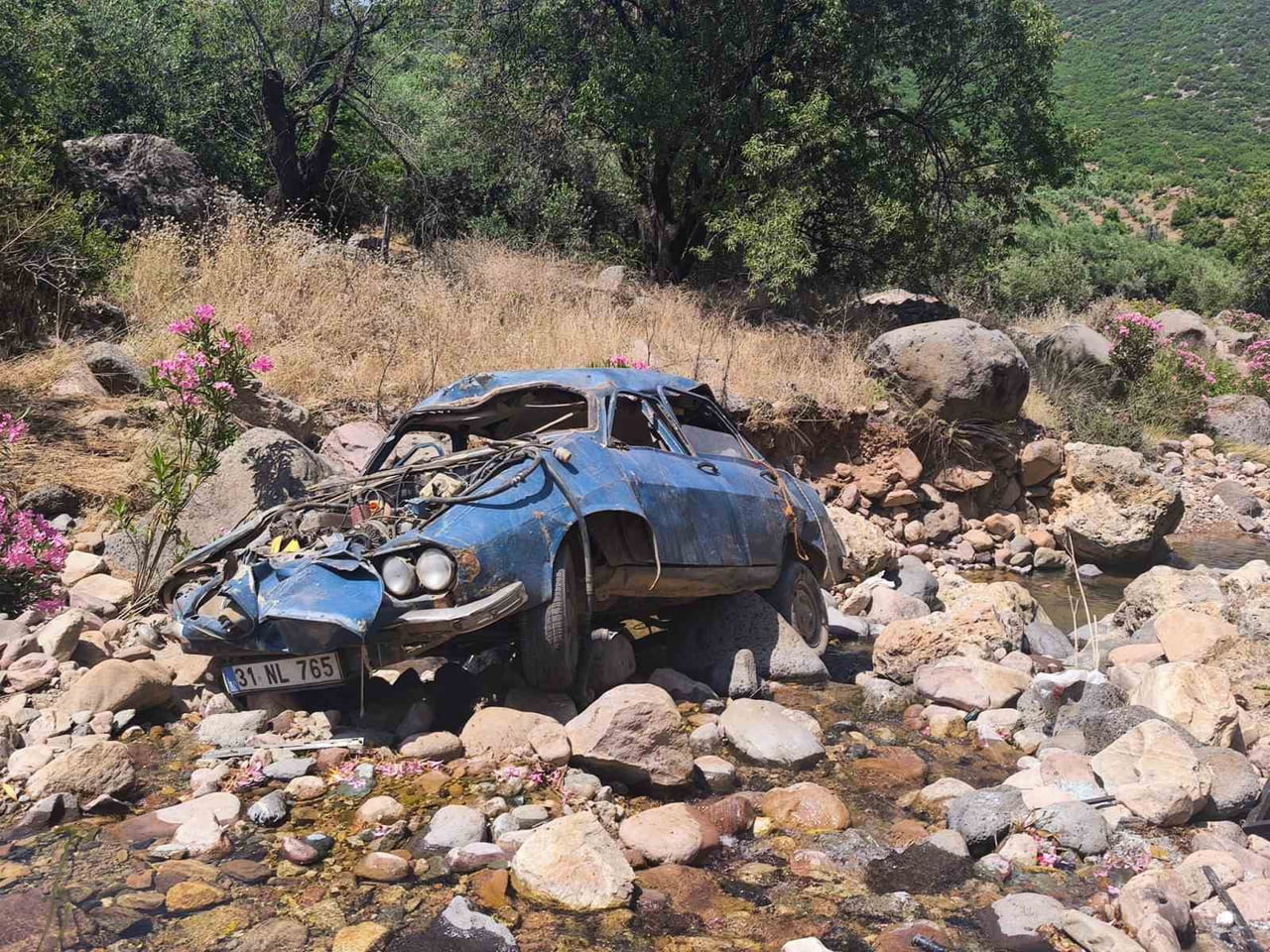 HATAY’DA SÜRÜCÜSÜNÜN KONTROLÜNÜ KAYBETMESİYLE UÇURUMDAN YUVARLANARAK HURDAYA DÖNEN OTOMOBİLİN...