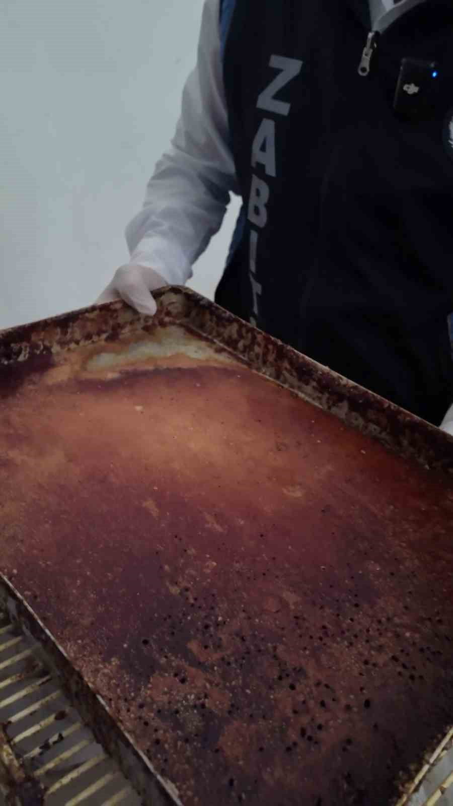 HATAY’DA ZABITA EKİPLERİNİN FIRIN DENETİMİNDE; BÖCEK, SİGARA İZMARİTLERİ VE HİJYEN ŞARTLARININ...