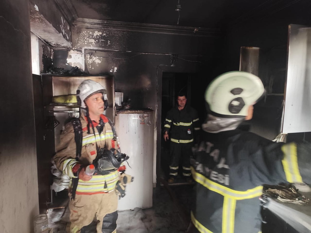HATAY’IN ANTAKYA'DE İLÇESİNDE MÜSTAKİL EVDE ÇIKAN YANGIN KISA SÜREDE KONTROL ALTINA ALINDI