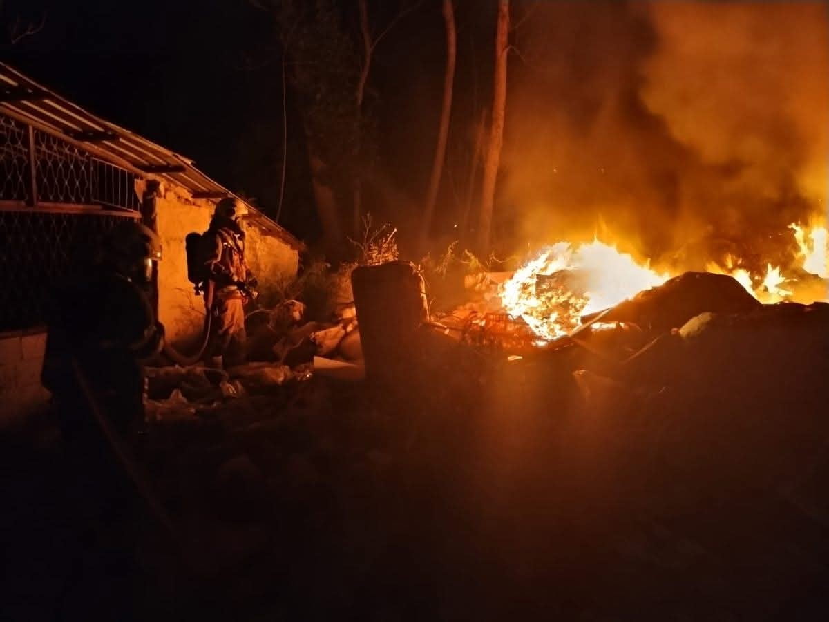 HATAY’IN ANTAKYA İLÇESİNDE OTLUK ALANDA VE ÇÖPTE ÇIKAN YANGINI İTFAİYE EKİPLERİ...