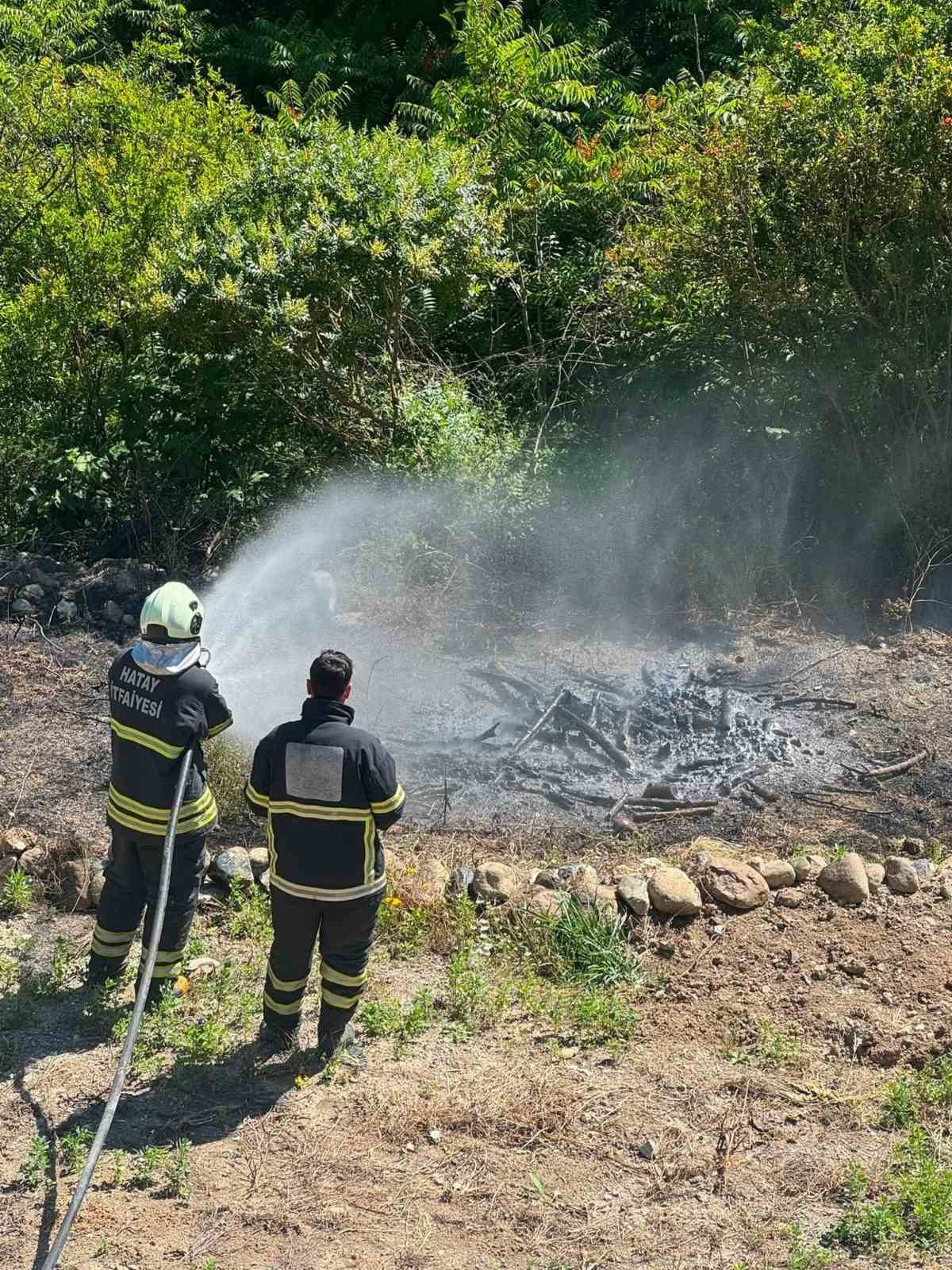 HATAY’IN ANTAKYA İLÇESİNDE ZEYTİNLİK ALANDA ÇIKAN YANGIN, İTFAİYE EKİPLERİNİN HIZLI MÜDAHALESİYLE...
