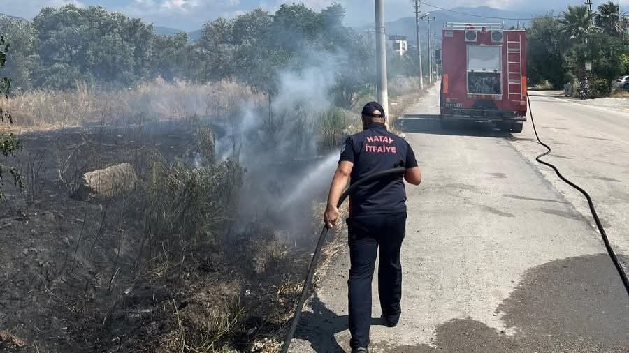 HATAY’IN ARSUZ İLÇESİNDE BAHÇEDE ÇIKAN YANGIN, İTFAİYE EKİPLERİNİN HIZLI MÜDAHALESİYLE AĞAÇLIK...