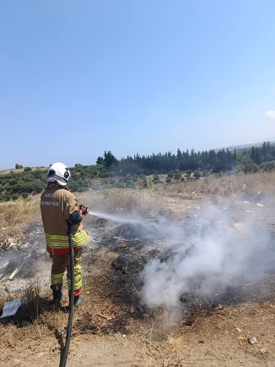 HATAY’IN ARSUZ İLÇESİNDE ÇÖPLÜK ALANDA ÇIKAN YANGIN, İTFAİYE EKİPLERİNİN HIZLI MÜDAHALESİYLE...