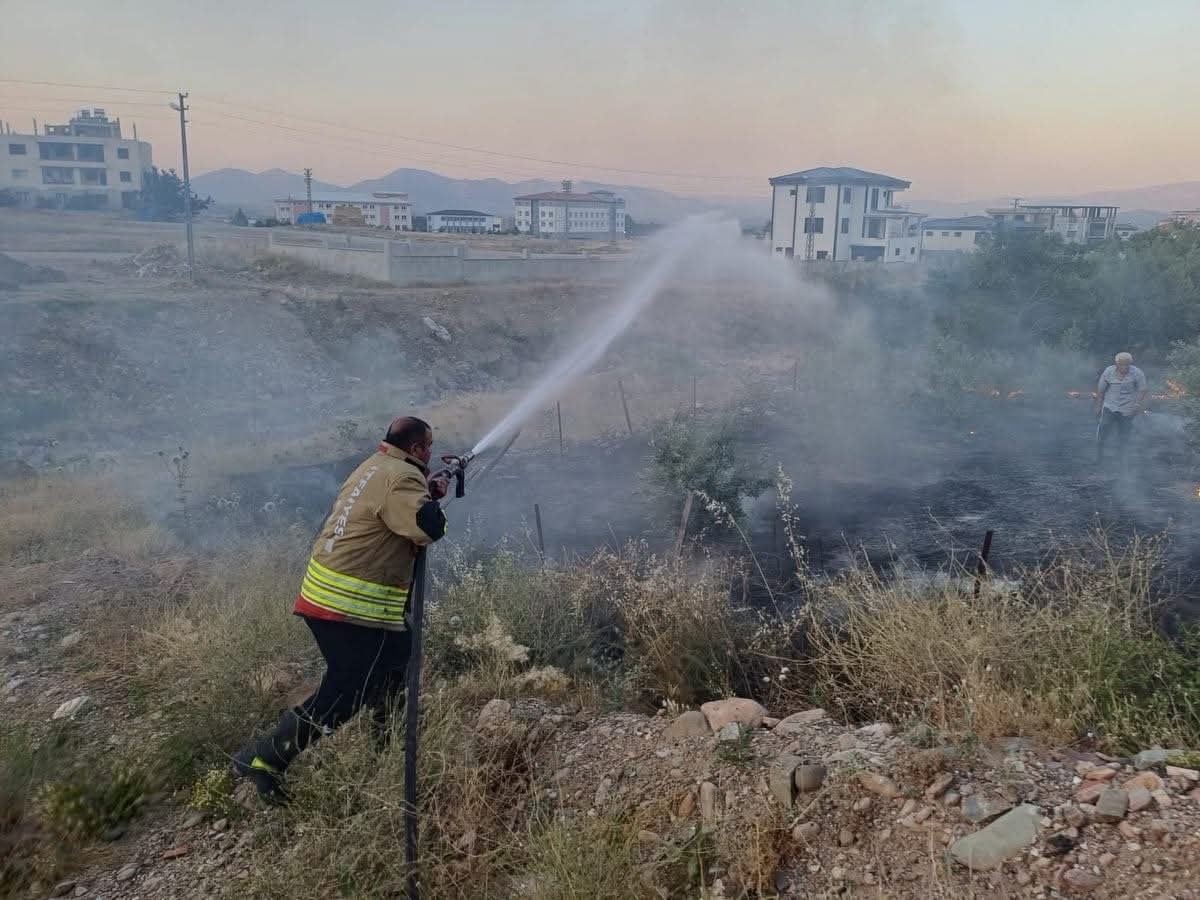 HATAY’IN HASSA İLÇESİNDE BAHÇEDE ÇIKAN YANGIN, İTFAİYE EKİPLERİNİN HIZLI MÜDAHALESİYLE GENİŞ...
