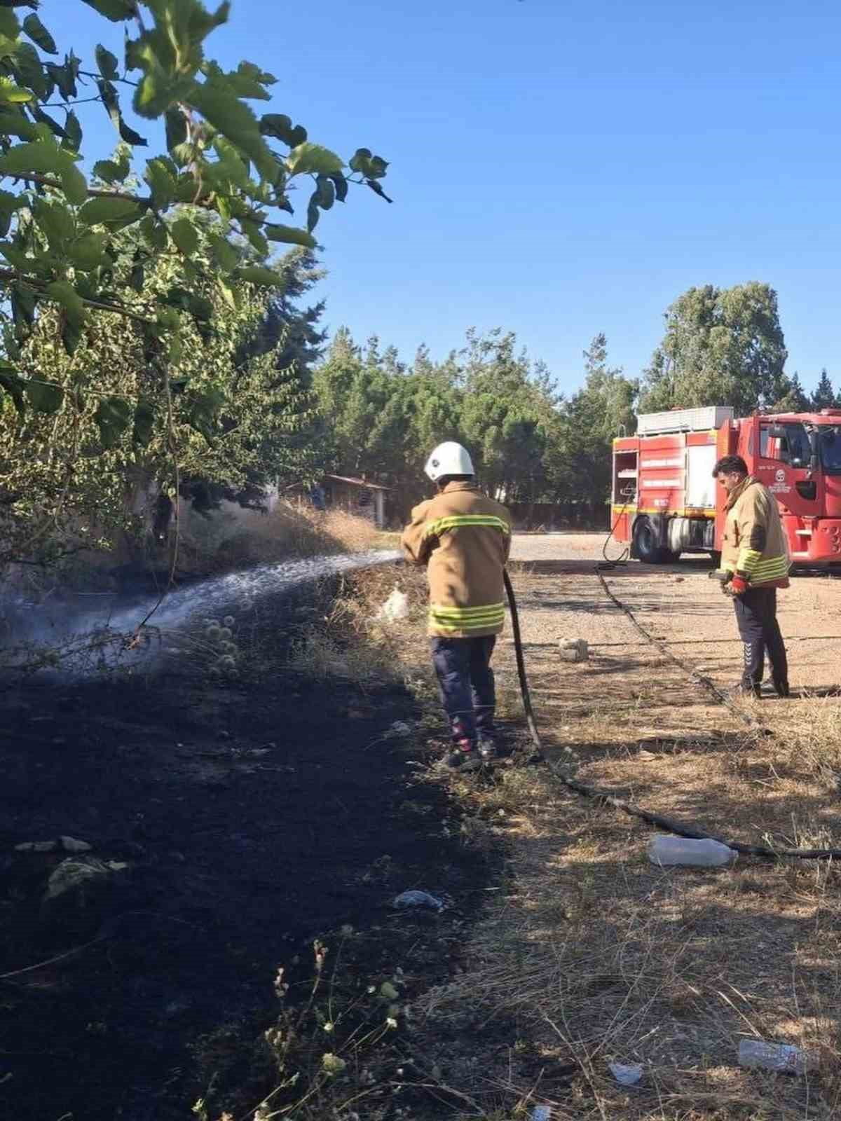 HATAY’IN HASSA İLÇESİNDE BAHÇEDE ÇIKAN YANGIN, İTFAİYE EKİPLERİNİN HIZLI MÜDAHALESİYLE GENİŞ ALANA...