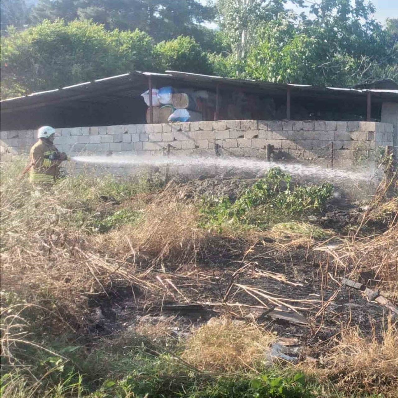 HATAY’IN HASSA İLÇESİNDE BAHÇEDE ÇIKAN YANGIN, İTFAİYE EKİPLERİNİN HIZLI MÜDAHALESİYLE GENİŞ ALANA...