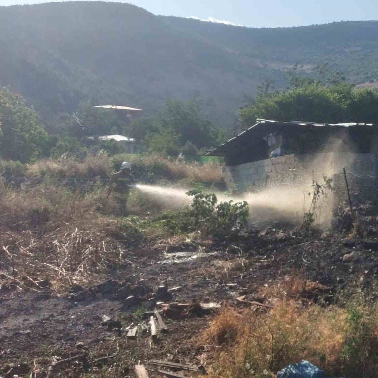 HATAY’IN HASSA İLÇESİNDE BAHÇEDE ÇIKAN YANGIN, İTFAİYE EKİPLERİNİN HIZLI MÜDAHALESİYLE GENİŞ ALANA...