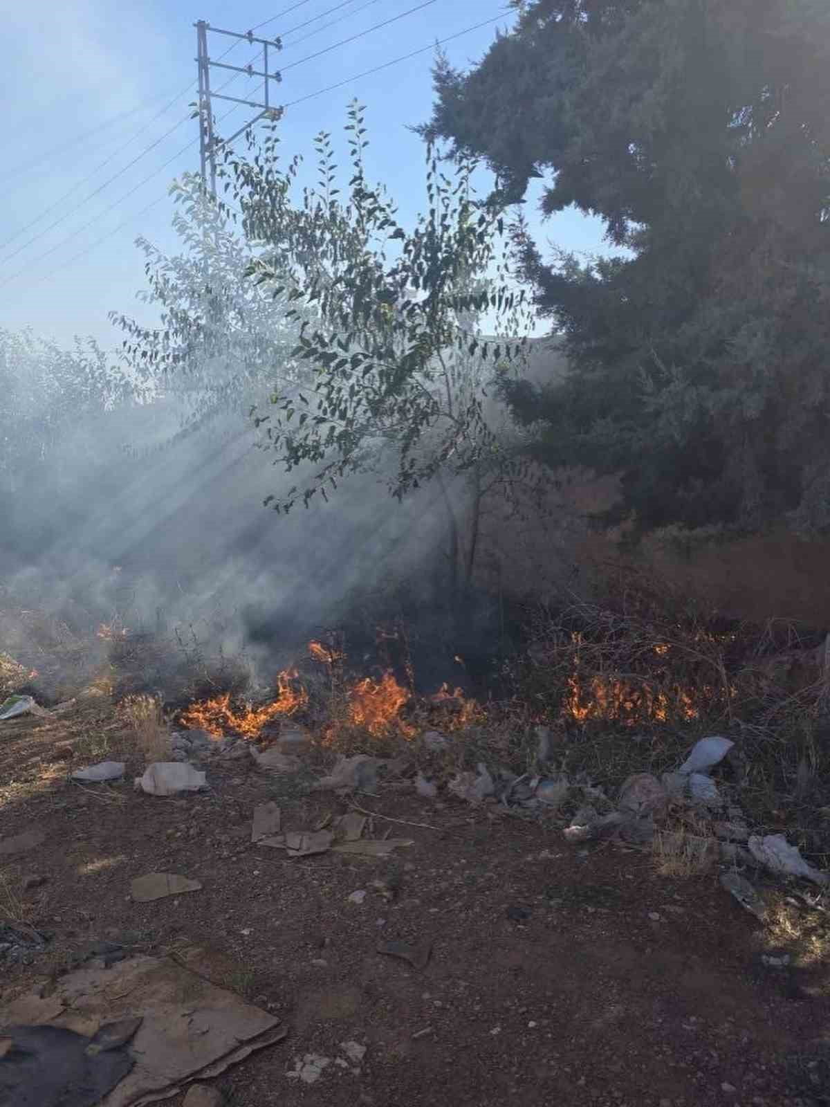 HATAY’IN HASSA İLÇESİNDE BAHÇEDE ÇIKAN YANGIN, İTFAİYE EKİPLERİNİN HIZLI MÜDAHALESİYLE GENİŞ ALANA...