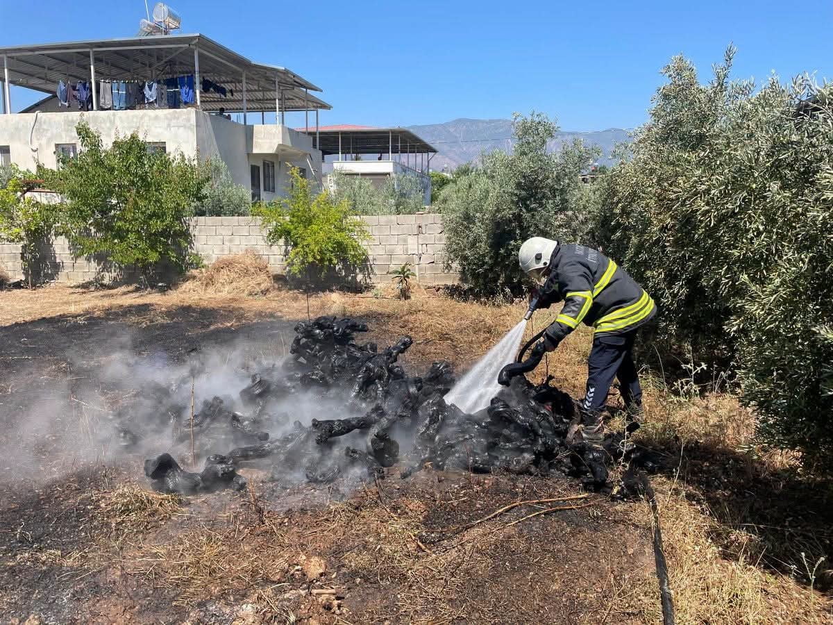 HATAY’IN HASSA İLÇESİNDE BAHÇEDE ÇIKAN YANGIN, İTFAİYE EKİPLERİNİN HIZLI MÜDAHALESİYLE GENİŞ ALANA...