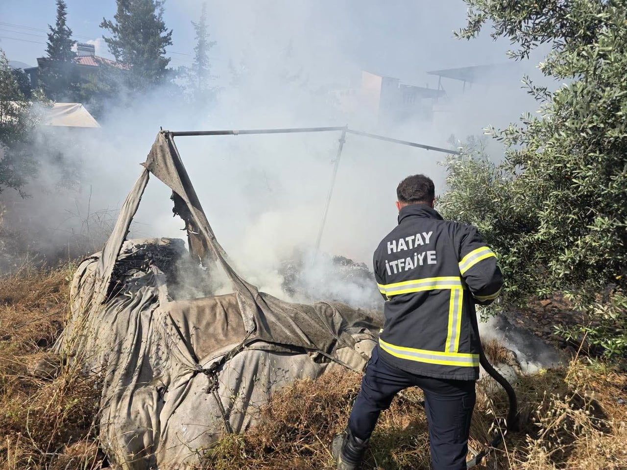 HATAY’IN HASSA İLÇESİNDE BAHÇEDE ÇIKAN YANGIN, İTFAİYE EKİPLERİNİN HIZLI MÜDAHALESİYLE GENİŞ ALANA...