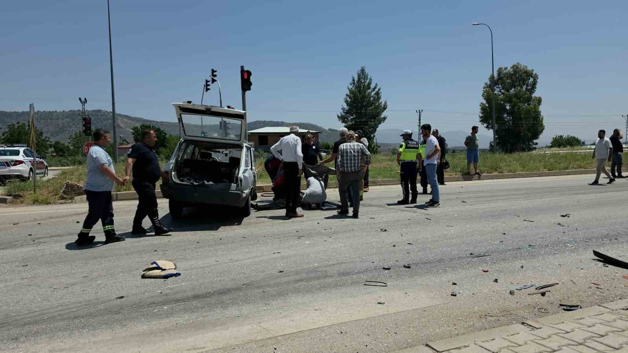 HATAY’IN HASSA İLÇESİNDE İKİ OTOMOBİLİN ÇARPIŞTIĞI KAZADA 1’İ AĞIR 2 KİŞİ...