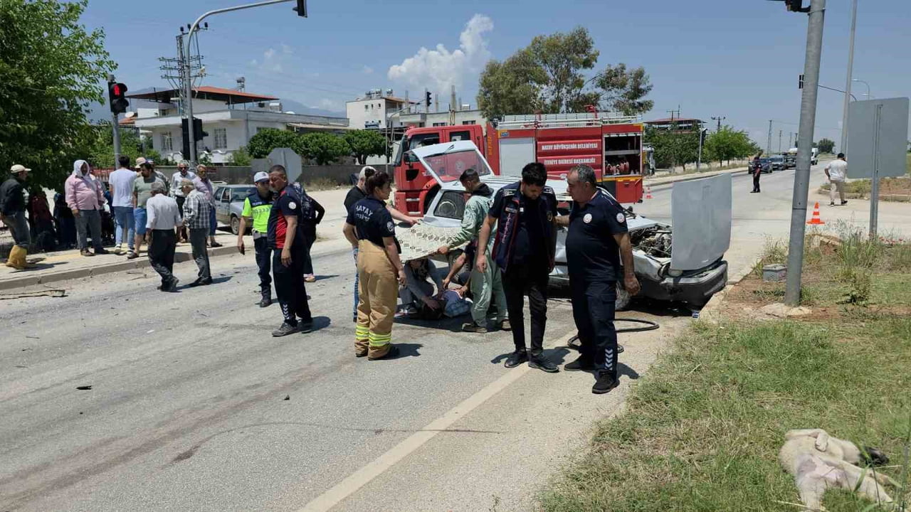 HATAY’IN HASSA İLÇESİNDE İKİ OTOMOBİLİN ÇARPIŞTIĞI KAZADA 1’İ AĞIR 2 KİŞİ...