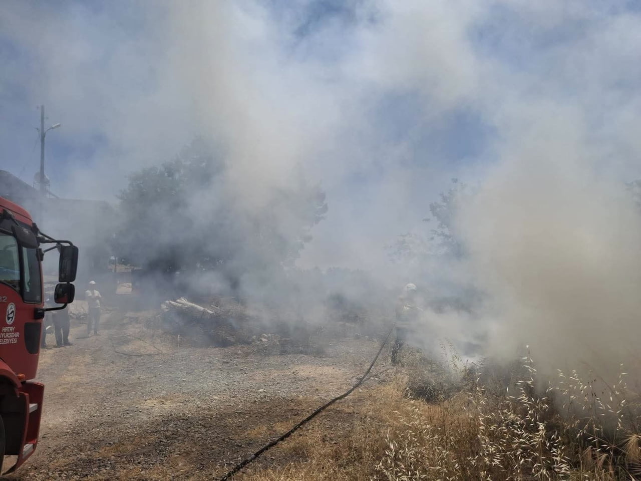 HATAY’IN HASSA İLÇESİNDE OTLUK ALANDA ÇIKAN YANGIN, İTFAİYE EKİPLERİNİN MÜDAHALESİYLE...