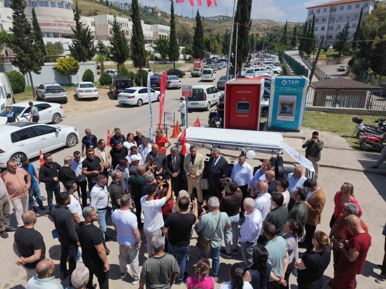 HATAY’IN İSKENDERUN İLÇESİNDE BELEDİYE BAŞKANI MEHMET DÖNMEZ, NUMUNE MAHALLESİ B BLOK DEVLET...