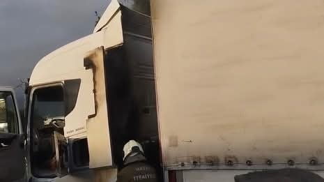 HATAY’IN İSKENDERUN İLÇESİNDE SEYİR HALİNDEYKEN YANAN TIR KULLANILAMAZ HALE GELDİ.