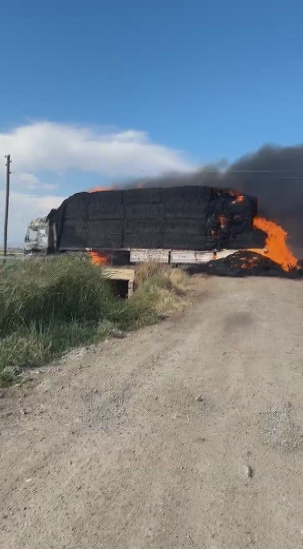 HATAY’IN KIRIKHAN İLÇESİNDE ALEVLERE TESLİM OLAN SAMAN BALYASI YÜKLÜ TIR, KULLANILAMAZ HALE...