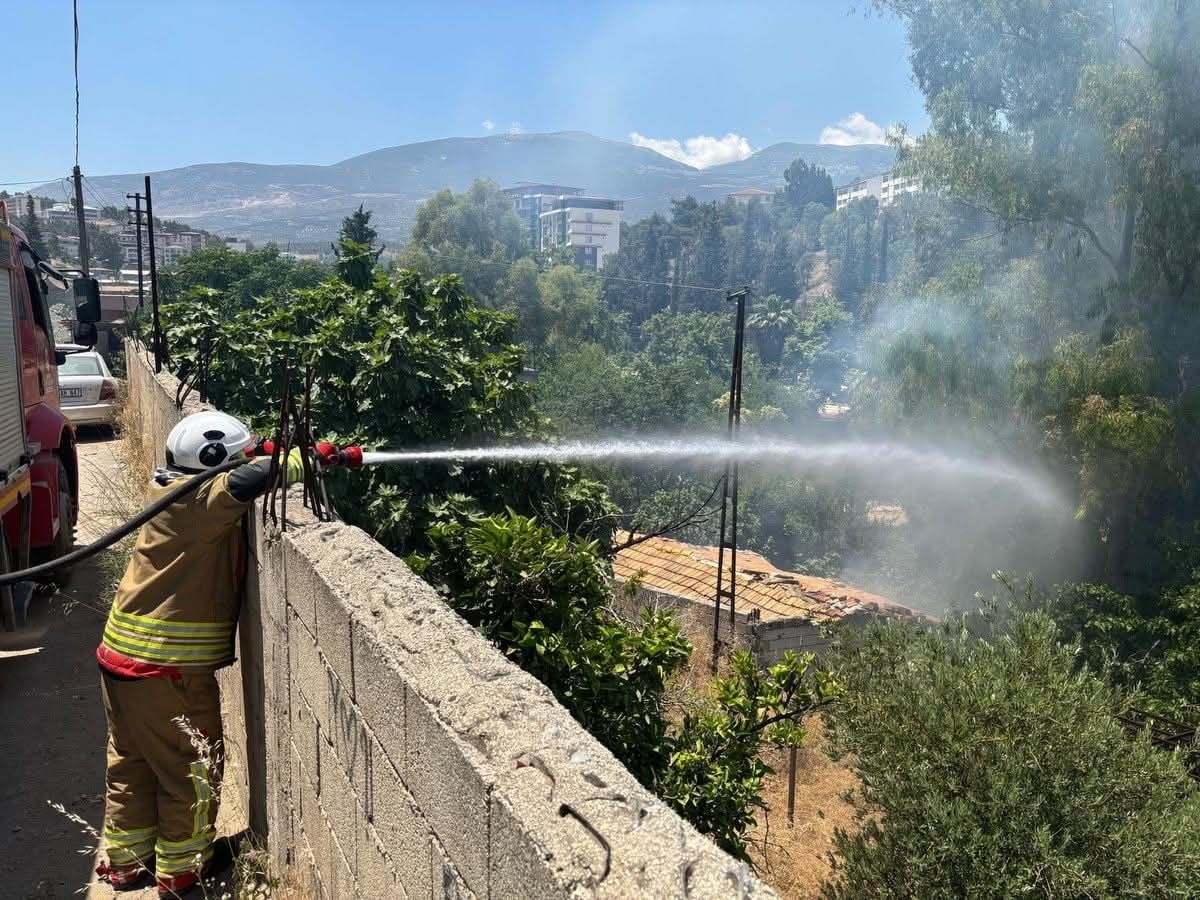 HATAY’IN KIRIKHAN İLÇESİNDE BAHÇEDE ÇIKAN YANGIN, İTFAİYE EKİPLERİNİN HIZLI MÜDAHALESİYLE AĞAÇLIK...