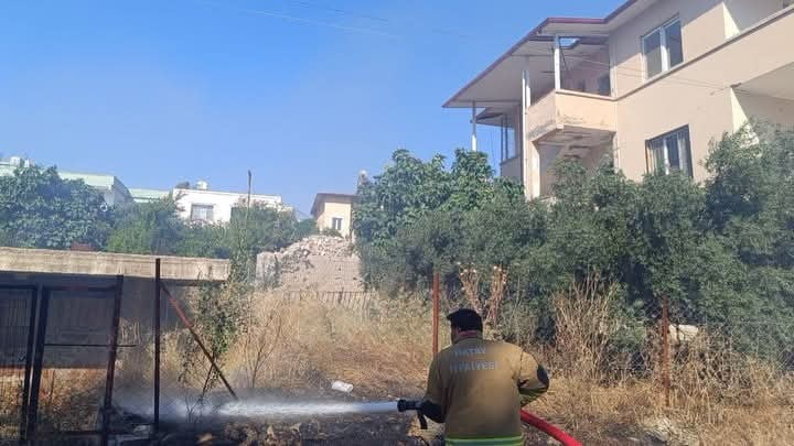 HATAY’IN KIRIKHAN İLÇESİNDE BAHÇEDE ÇIKAN YANGIN, İTFAİYE EKİPLERİNİN HIZLI MÜDAHALESİYLE GENİŞ...