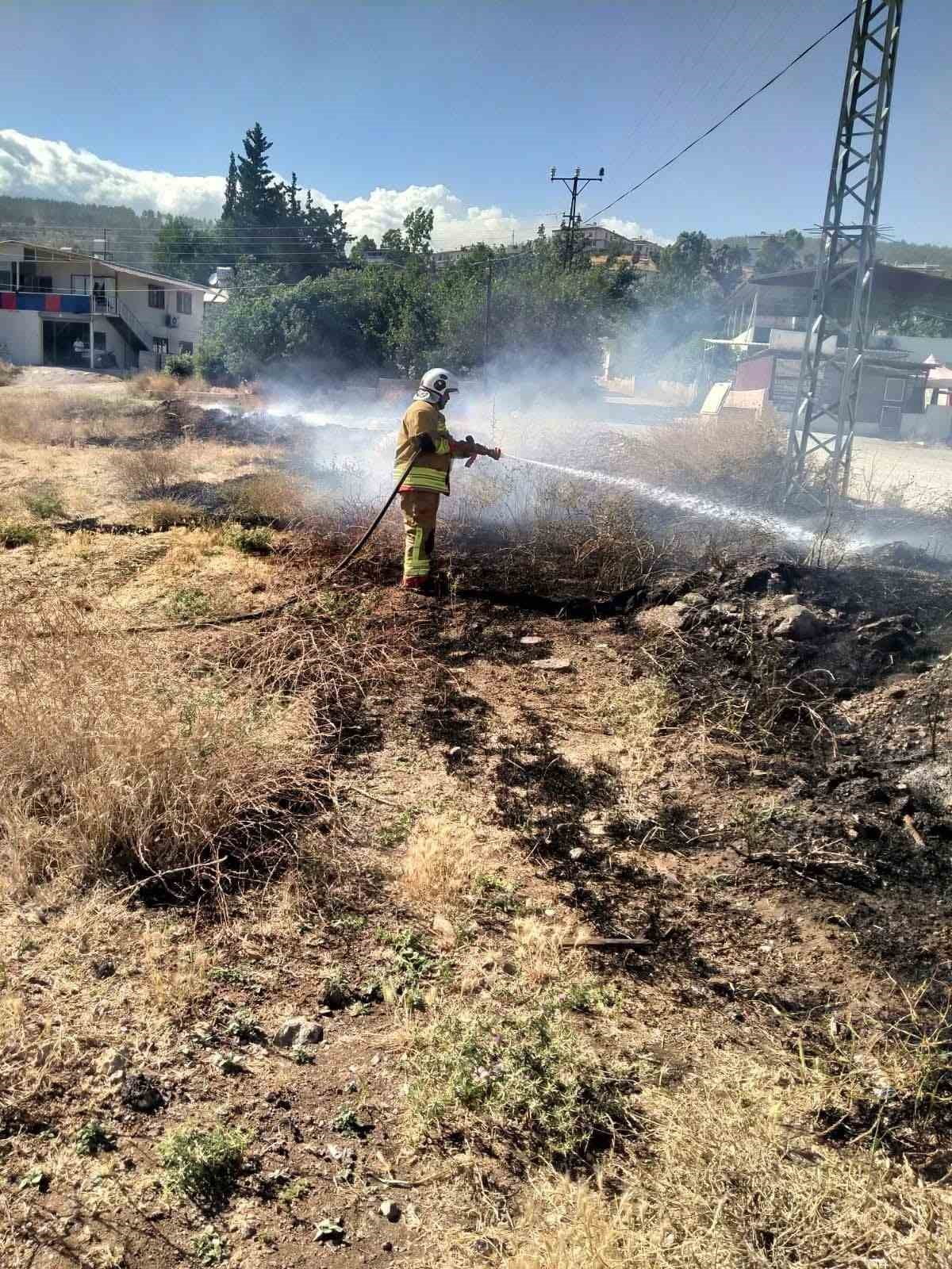 HATAY’IN KIRIKHAN  İLÇESİNDE BAHÇEDE ÇIKAN YANGIN, İTFAİYE EKİPLERİNİN HIZLI MÜDAHALESİYLE GENİŞ...