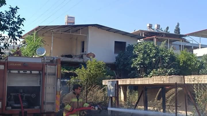 HATAY’IN KIRIKHAN İLÇESİNDE BAHÇEDE ÇIKAN YANGIN, İTFAİYE EKİPLERİNİN HIZLI MÜDAHALESİYLE GENİŞ...
