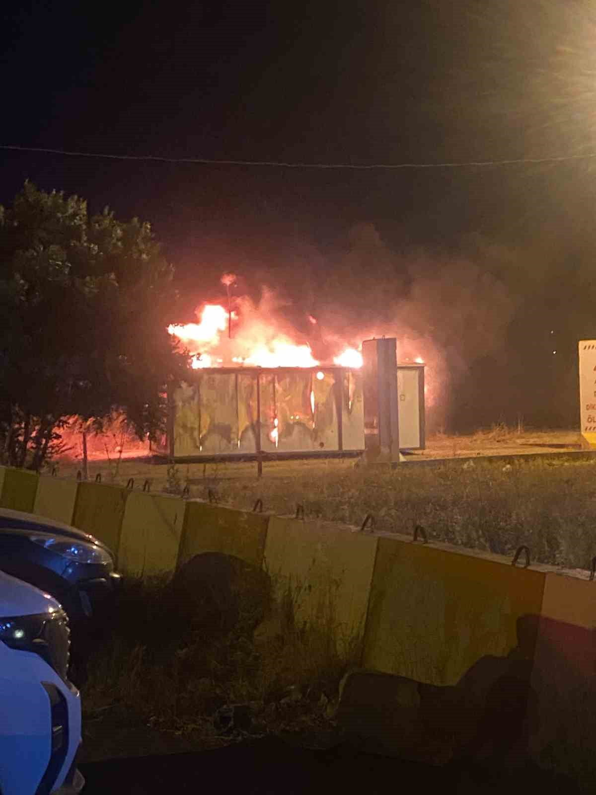 HATAY’IN KIRIKHAN İLÇESİNDE BOŞ DURUMDA OLAN KONTEYNER, YANARAK KULLANILAMAZ HALE GELDİ.