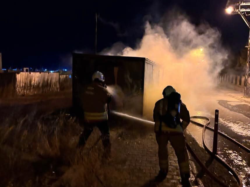 HATAY’IN KIRIKHAN İLÇESİNDE  BULUNAN KONTEYNER, ÇIKAN YANGINDA KULLANILAMAZ HALE GELDİ.