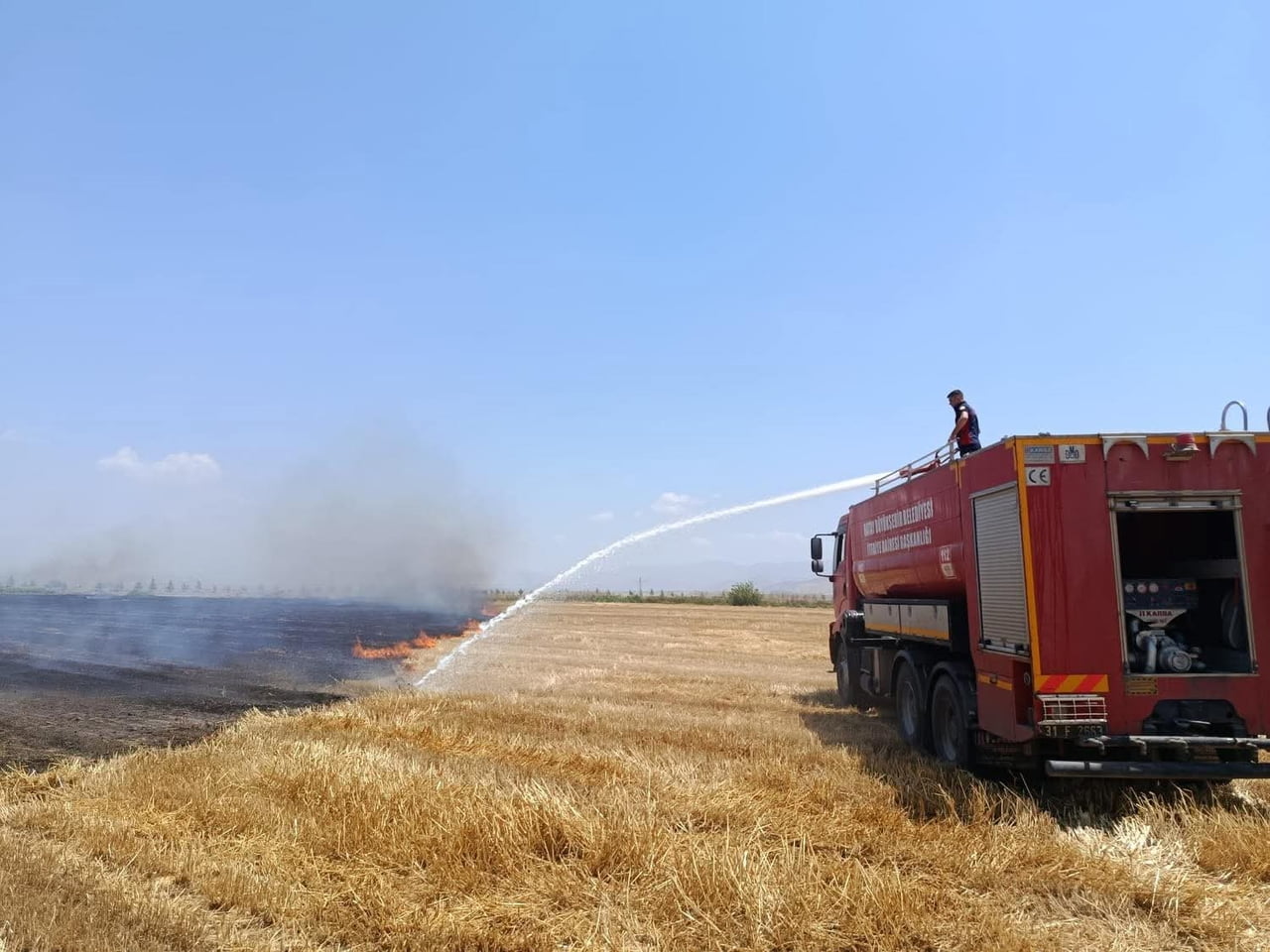 HATAY’IN KIRIKHAN İLÇESİNDE MEYDANA GELEN ANIZ YANGINI İTFAİYE EKİPLERİ TARAFINDAN...
