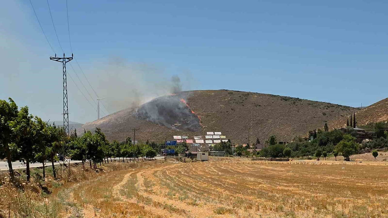 HATAY’IN KIRIKHAN İLÇESİNDE ORMAN YANGINI ÇIKTI. KARADAN VE HAVADAN YAPILAN MÜDAHALELERİN ARDINDA...