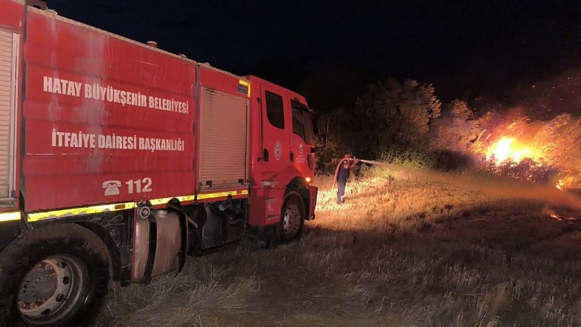 HATAY’IN KIRIKHAN İLÇESİNDE OTLUK ALANDA ÇIKAN YANGIN, İTFAİYE EKİPLERİNİN MÜDAHALESİYLE...