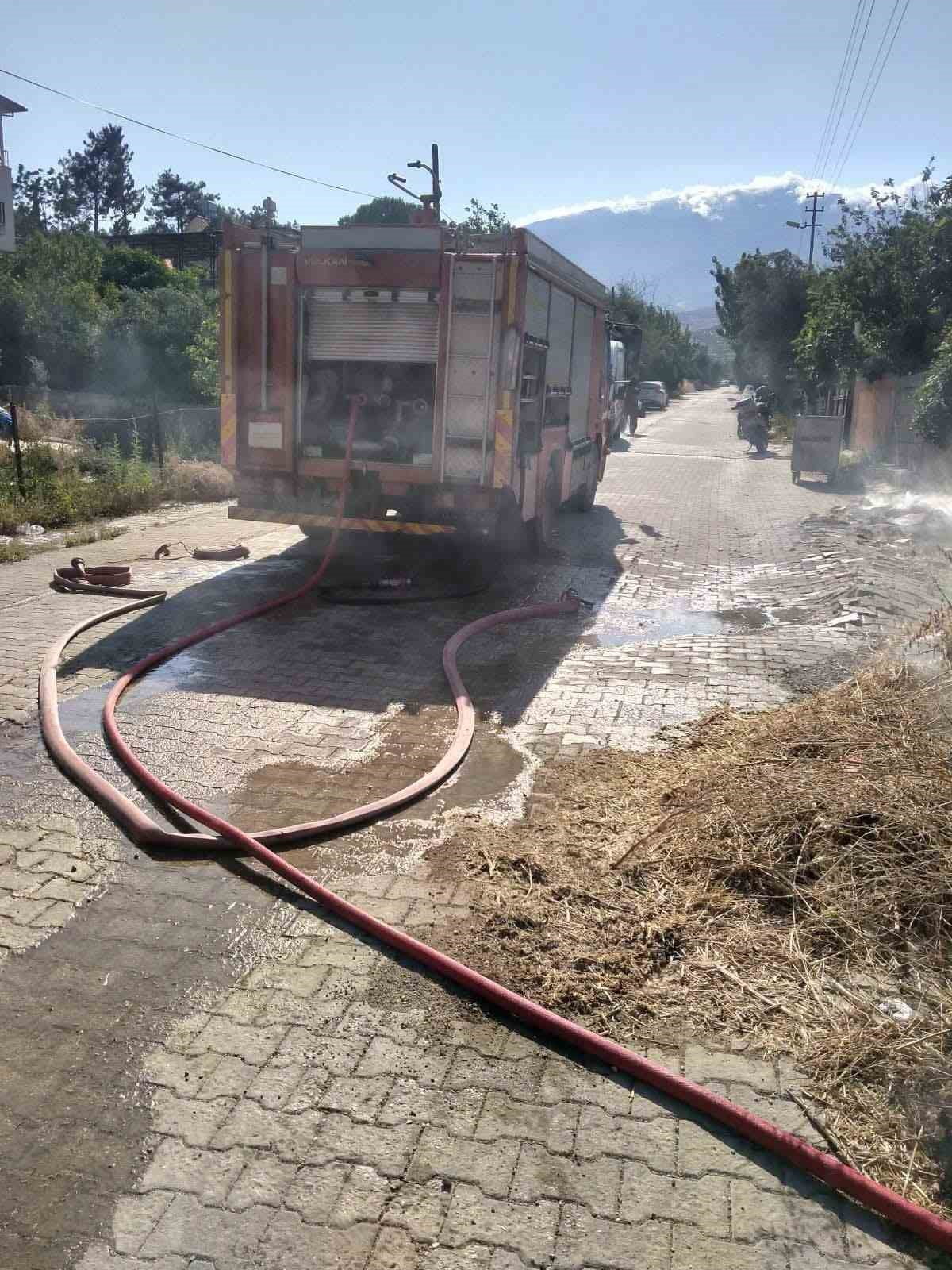 HATAY’IN KIRIKHAN İLÇESİNDE OTLUK ALANDA ÇIKAN YANGIN, İTFAİYE EKİPLERİNİN MÜDAHALESİYLE...