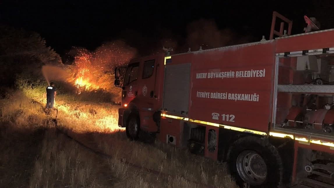 HATAY’IN KIRIKHAN İLÇESİNDE OTLUK ALANDA ÇIKAN YANGIN, İTFAİYE EKİPLERİNİN MÜDAHALESİYLE...