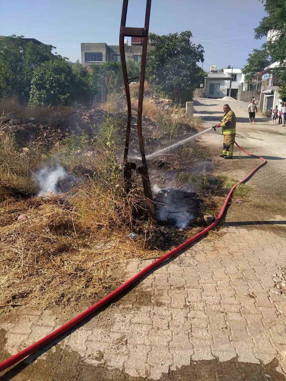 HATAY’IN KIRIKHAN İLÇESİNDE OTLUK ALANDA ÇIKAN YANGIN, İTFAİYE EKİPLERİNİN MÜDAHALESİYLE...