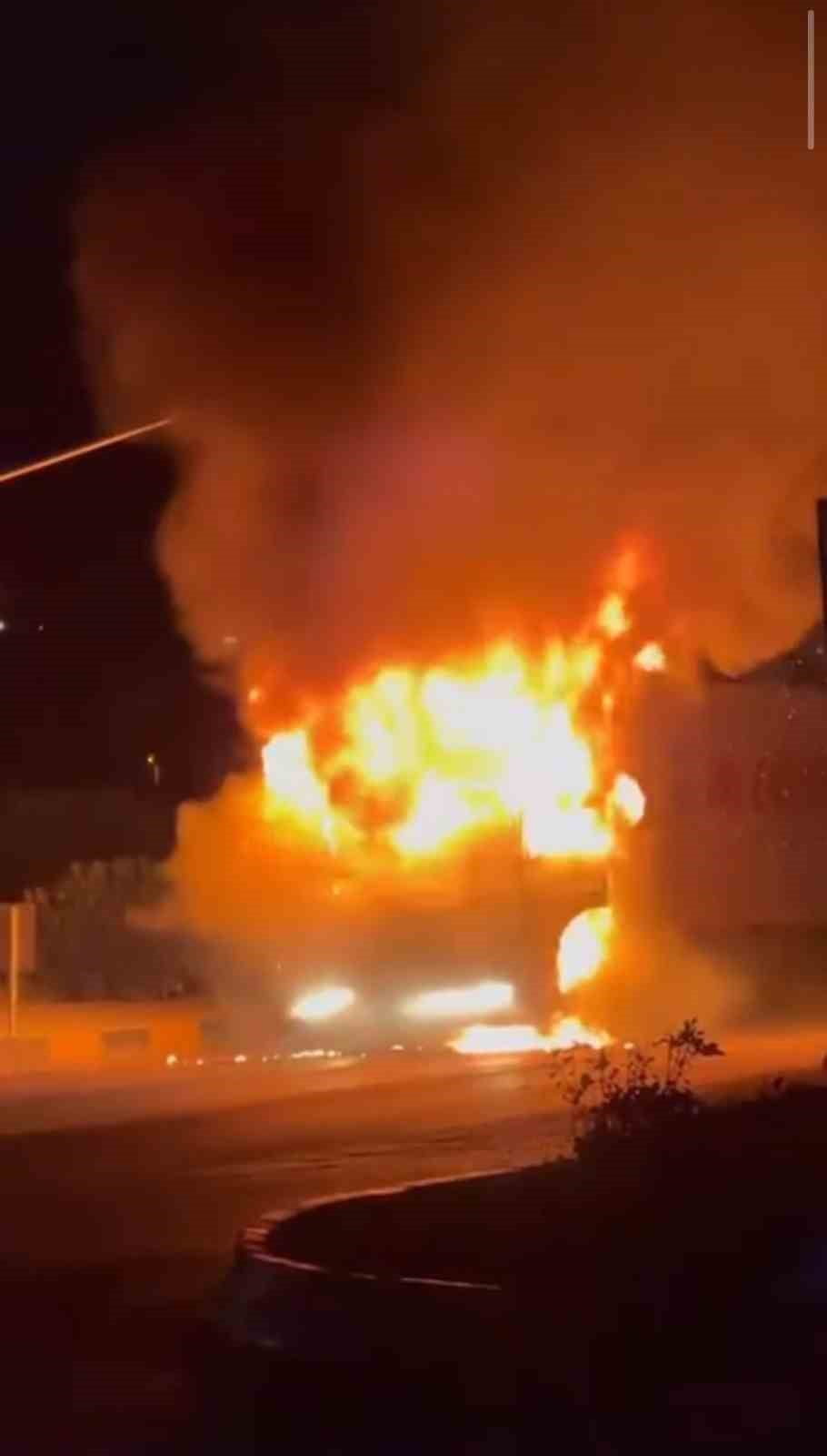 HATAY’IN KIRIKHAN İLÇESİNDE SEYİR HALİNDE OLAN TIR, ALEVLERE TESLİM OLARAK KULLANILAMAZ HALE...