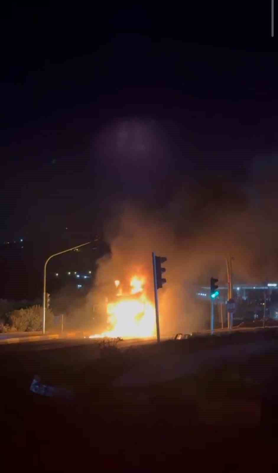 HATAY’IN KIRIKHAN İLÇESİNDE SEYİR HALİNDE OLAN TIR, ALEVLERE TESLİM OLARAK KULLANILAMAZ HALE...