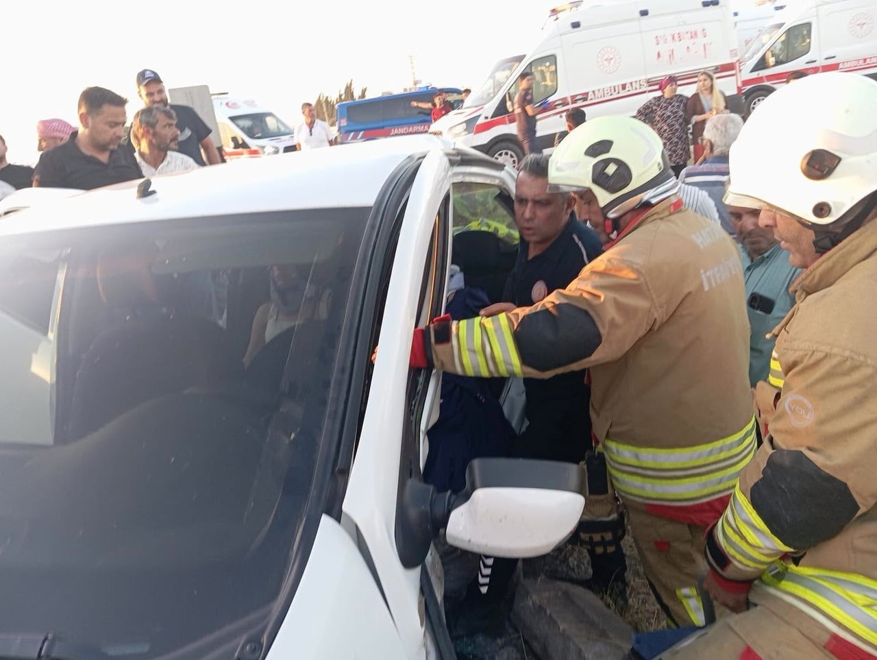 HATAY’IN KUMLU İLÇESİNDE 2 OTOMOBİLİN ÇARPIŞMASIYLA YAŞANAN KAZADA 4 KİŞİ YARALANDI.