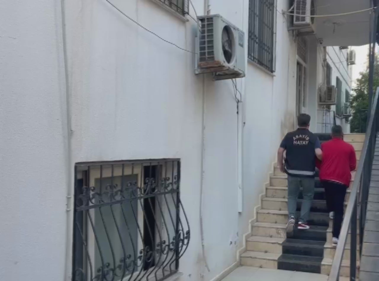 HATAY’IN REYHANLI İLÇESİNDE 54 SUÇ KAYDI OLAN ŞÜPHELİ 2 ŞAHSIN, MOTOSİKLETİ İTTİREREK ÇALDIKLARI...