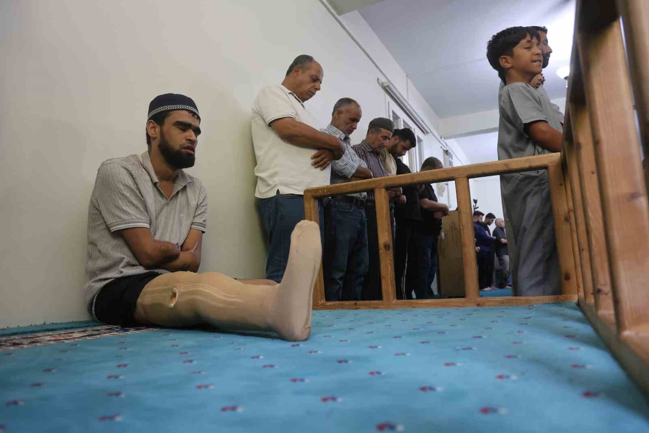 HATAY’IN REYHANLI İLÇESİNDE ELEKTRİK AKIMINA KAPILAN 26 YAŞINDAKİ MUHAMMED EL AHMET, İKİ KOLUNU VE...