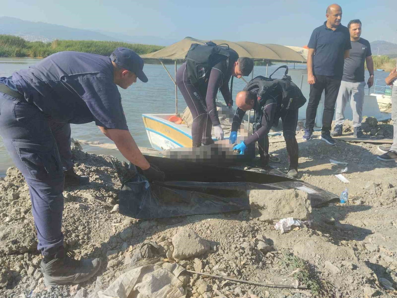 HATAY’IN SAMANDAĞ İLÇESİ ASİ NEHRİNİN DENİZE DÖKÜLDÜĞÜ ALANDA ERKEK CESEDİ BULUNDU.