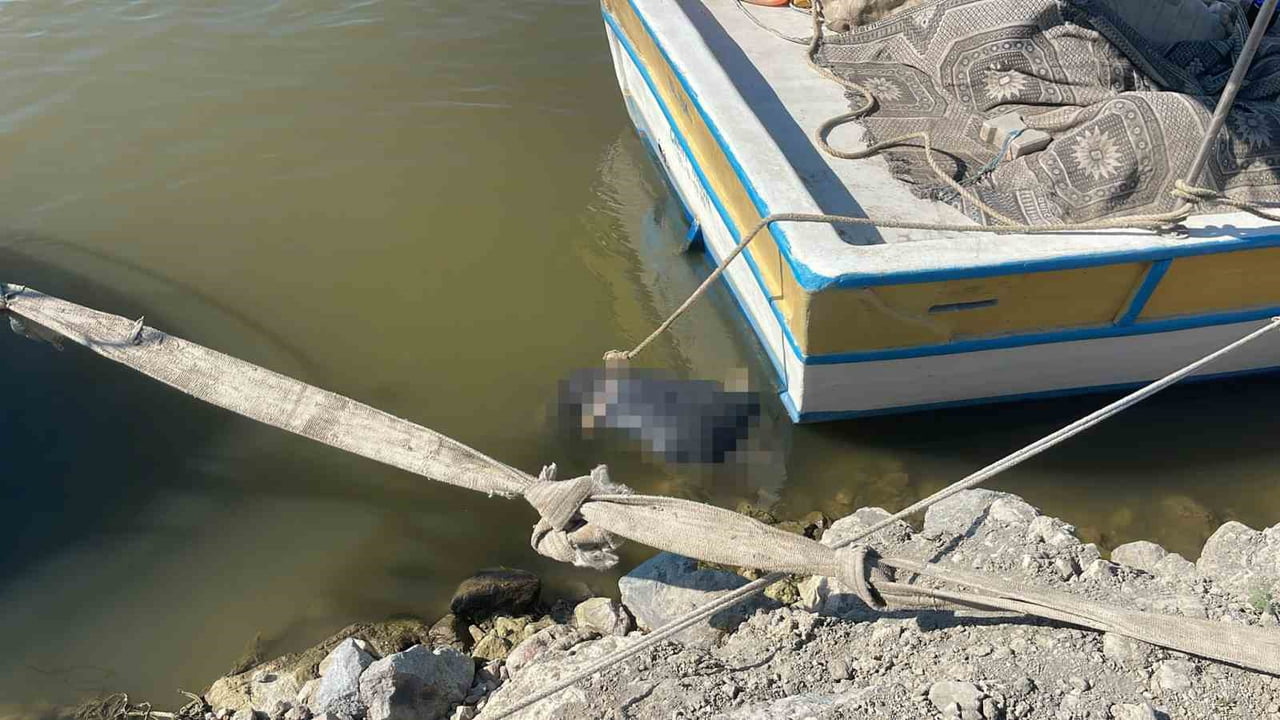 HATAY’IN SAMANDAĞ İLÇESİ ASİ NEHRİNİN DENİZE DÖKÜLDÜĞÜ ALANDA ERKEK CESEDİ BULUNDU.
