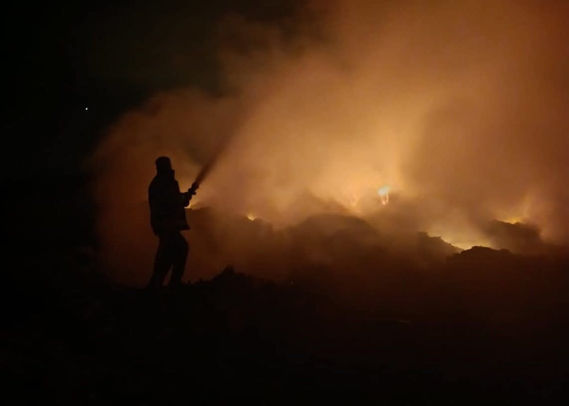 HATAY’IN YAYLADAĞI İLÇESİNDE ÇÖPLÜK ALANDA ÇIKAN YANGIN, İTFAİYE EKİPLERİNİN MÜDAHALESİYLE...