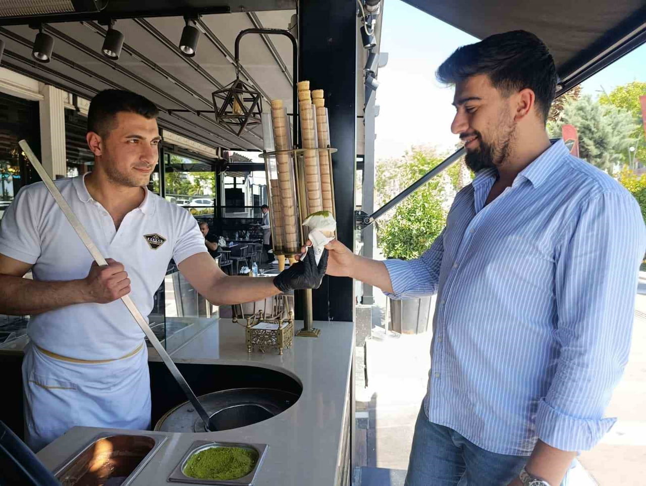 HAVA SICAKLIKLARININ ARTMASIYLA BİRLİKTE KAHRAMANMARAŞ'IN MEŞHUR MARAŞ DONDURMASINA İLGİ DE ARTTI....