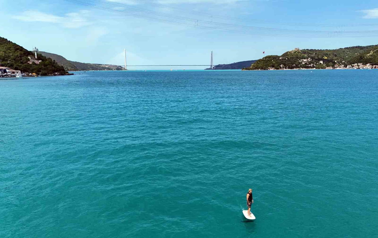 HAVADAN ÇEKİLEN GÖRÜNTÜLERDE SÜLEYMAN ATLI'NIN, DEV DENİZ ARAÇLARININ YANINDA NE KADAR KÜÇÜK...