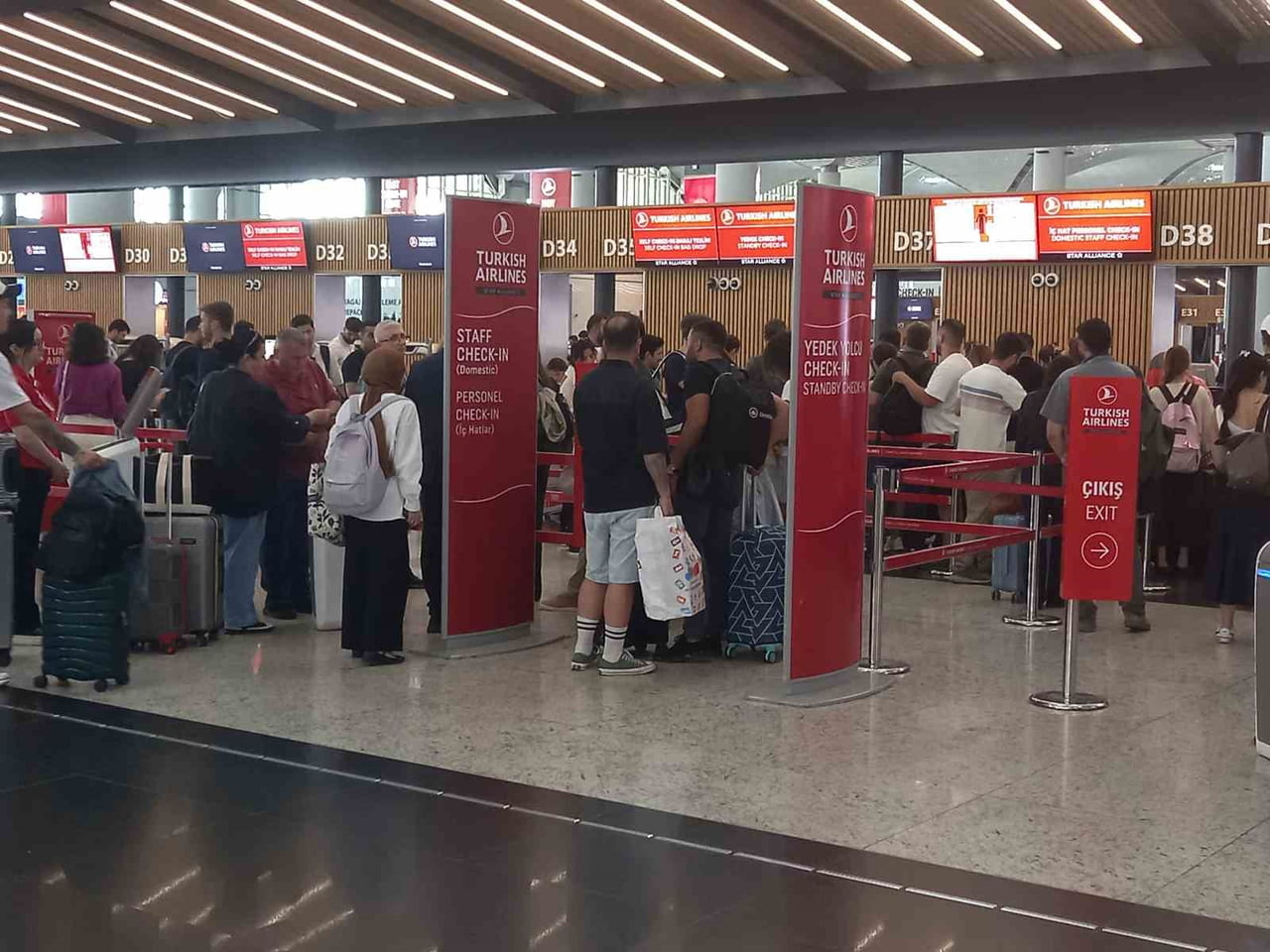 HAVALİMANI KONTUARLARINDAN YOĞUNLUK