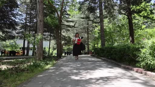 Hayallerinden vazgeçmedi, beyaz önlüğünü çıkartıp tekrar okula başladı
